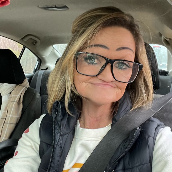 Meet your Posher, Lindsey - Picture 3 of 7